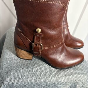 Clarks Artisian  Chestnut Brown Leather Bootie with Side Buckle Sz 5.5